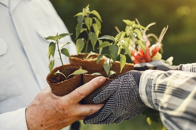 Retrato de hombre mayor con un sombrero de jardinería con granddaugher