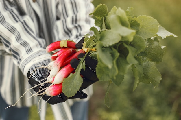 Retrato de hombre mayor con un sombrero de jardinería con granddaugher