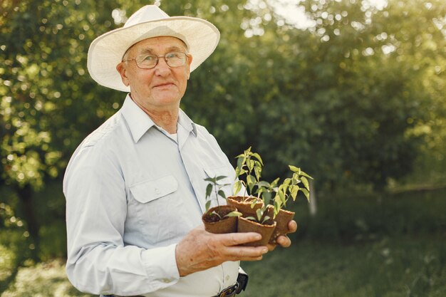 Retrato, de, hombre mayor, en, un, sombrero, jardinería