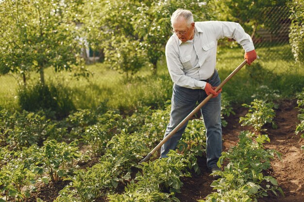 Retrato, de, hombre mayor, en, un, sombrero, jardinería