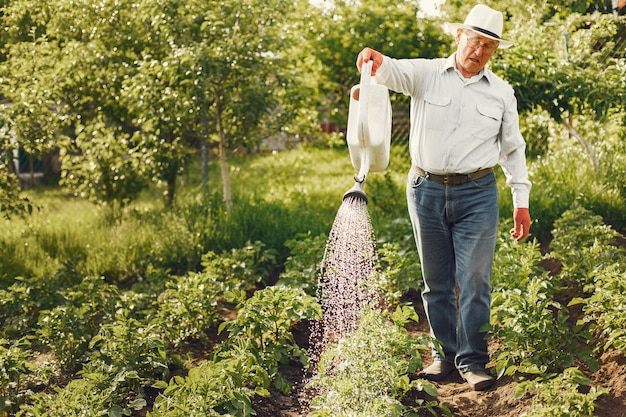 Foto gratuita retrato, de, hombre mayor, en, un, sombrero, jardinería