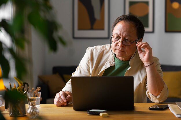 retrato, de, hombre mayor, usar la computadora portátil, en casa