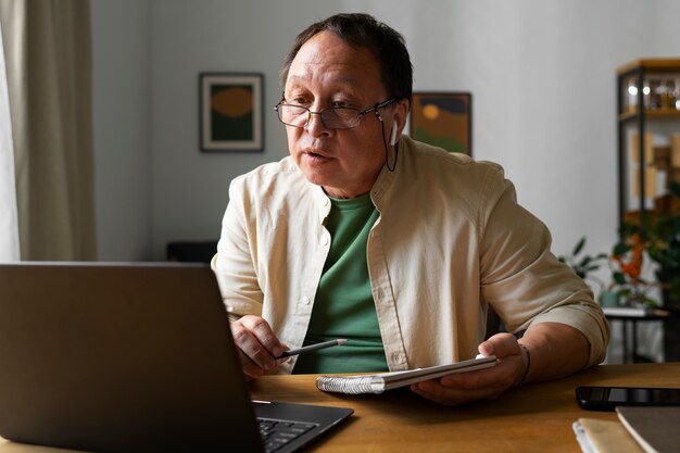 retrato, de, hombre mayor, usar la computadora portátil, en casa