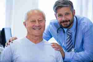 Foto gratuita retrato de un hombre médico y paciente