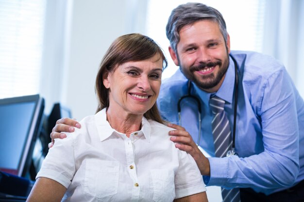 Retrato de un hombre médico y paciente