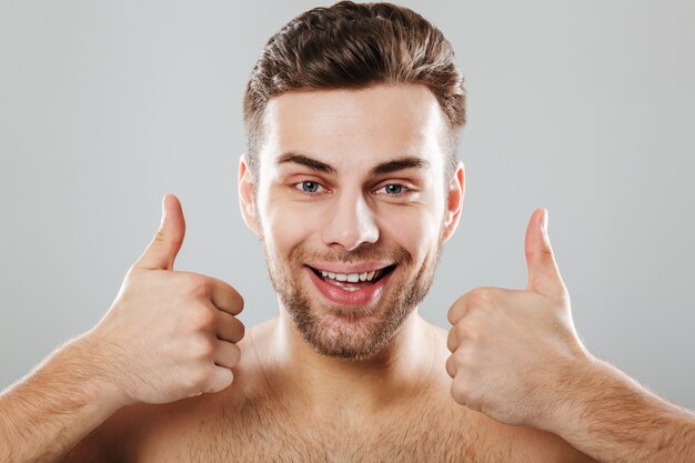 Retrato de un hombre medio desnudo feliz de cerca