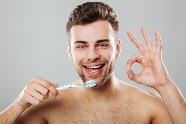 Retrato de un hombre medio desnudo feliz de cerca