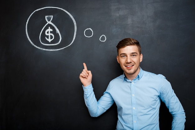 Retrato de hombre con mentalidad apuntando en su mente sobre el dinero