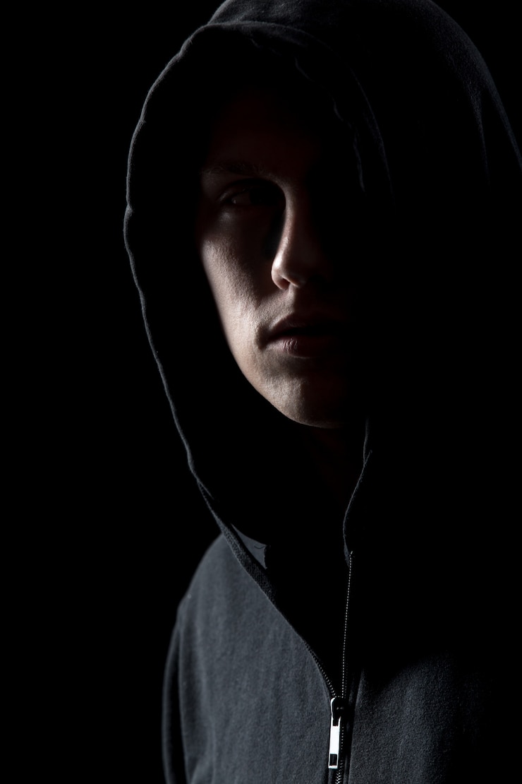Foto gratuito retrato del hombre misterioso en la oscuridad