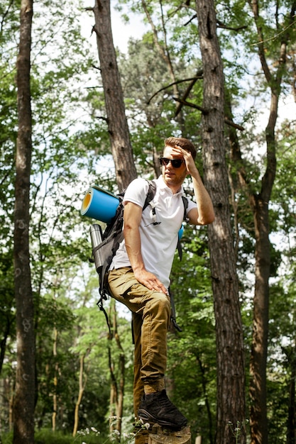 Retrato hombre con mochila en bosque
