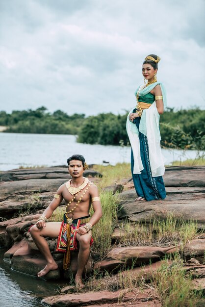 Retrato de hombre y mujer joven con hermoso traje tradicional posan en la naturaleza en Tailandia