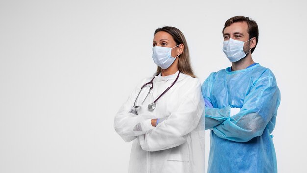 retrato, de, hombre y mujer, llevando, bata médica, y, médico, máscaras