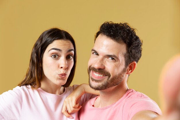 Retrato de hombre y mujer mejores amigos