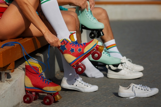 Retrato de hombre y mujer en la playa con patines en la estética de los 80