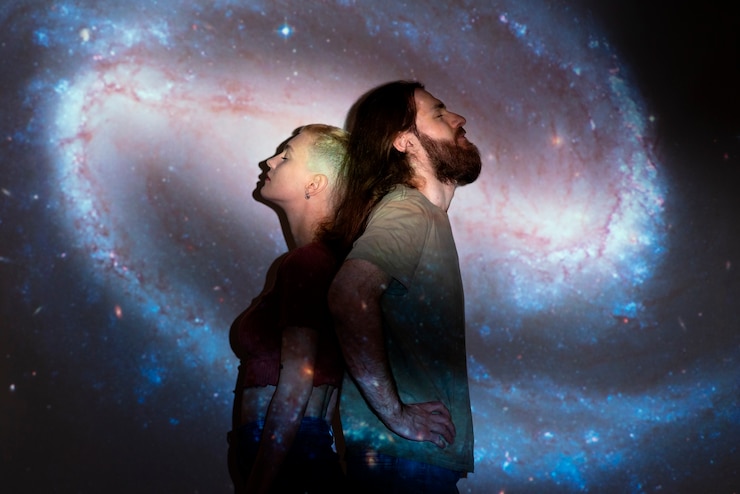 Foto gratuito retrato de hombre y mujer posando con textura de proyección del universo