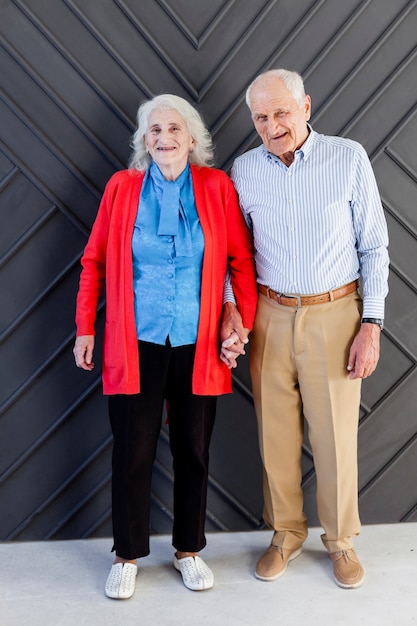 Foto gratuita retrato de hombre y mujer senior juntos