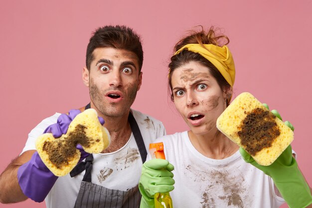 Retrato de hombre y mujer sorprendidos mirando con ojos muy abiertos con caras y ropa desordenada