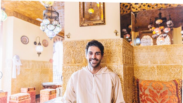 Retrato de hombre musulmán sonriente en restaurante