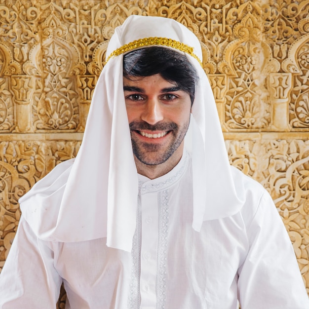 Retrato de hombre musulmán sonriente
