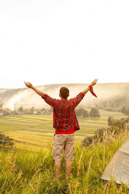 Foto gratuita retrato hombre en la naturaleza