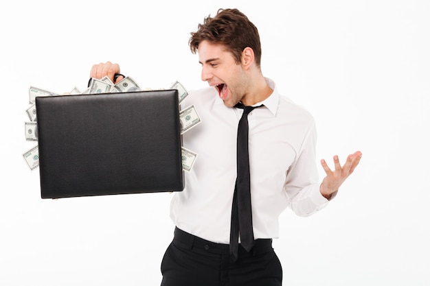 Retrato de un hombre de negocios alegre feliz