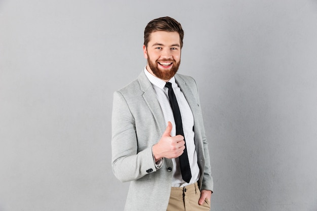 Retrato de un hombre de negocios alegre vestido con traje