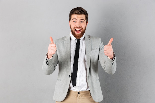 Retrato de un hombre de negocios alegre vestido con traje