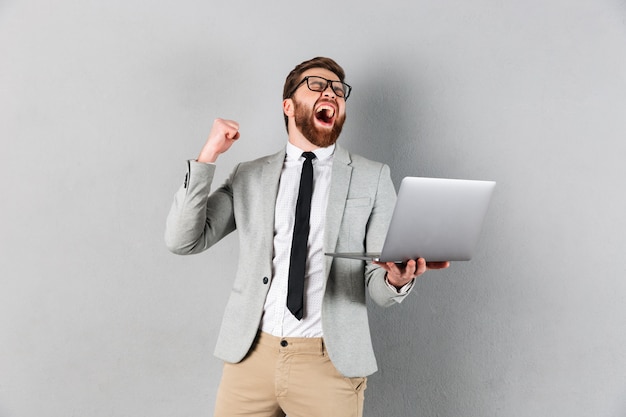 Foto gratuita retrato de un hombre de negocios alegre vestido con traje