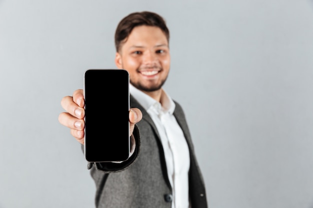 Retrato de un hombre de negocios alegre