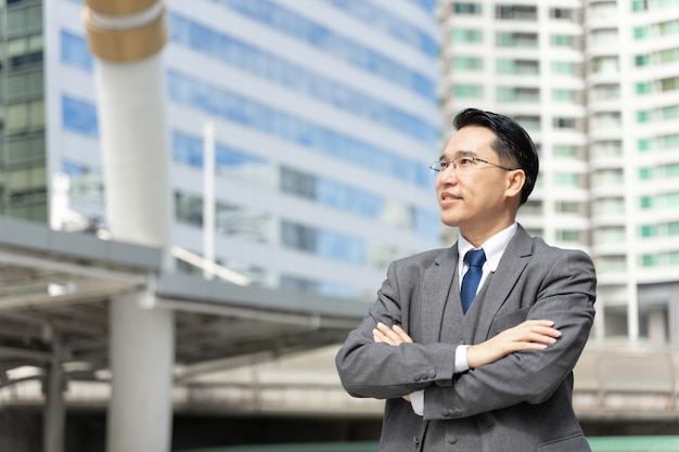 Retrato de hombre de negocios asiático distrito de negocios
