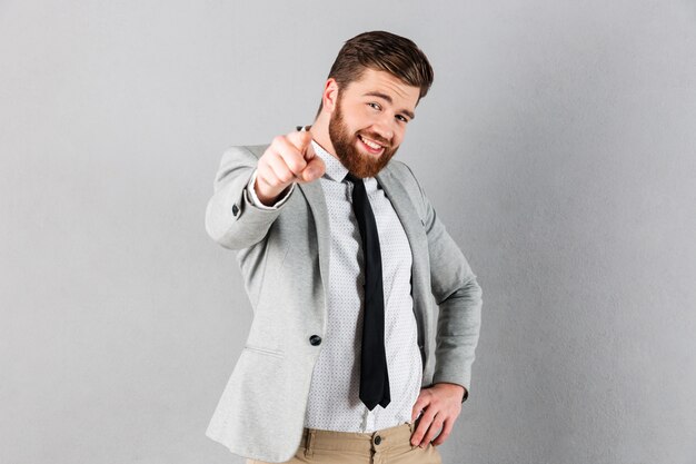 Retrato de un hombre de negocios confía vestido con traje