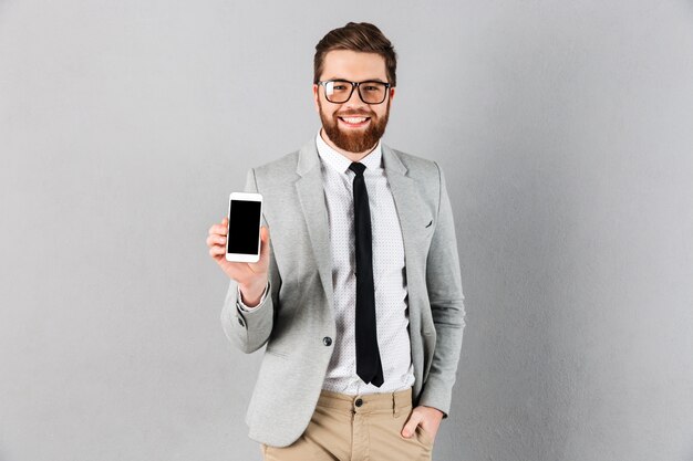 Retrato de un hombre de negocios confía vestido con traje