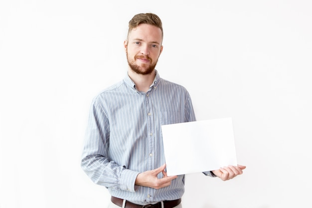 Retrato de hombre de negocios confidente con el papel en blanco