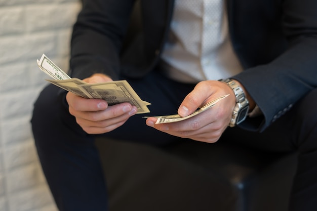 Retrato de un hombre de negocios con dinero y contarlo