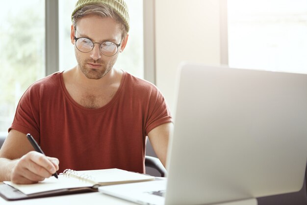 Retrato de hombre de negocios exitoso con exceso de trabajo, hace arreglos