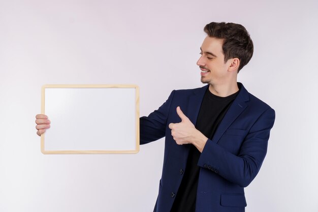 Retrato de un hombre de negocios feliz que muestra un cartel en blanco sobre un fondo blanco aislado