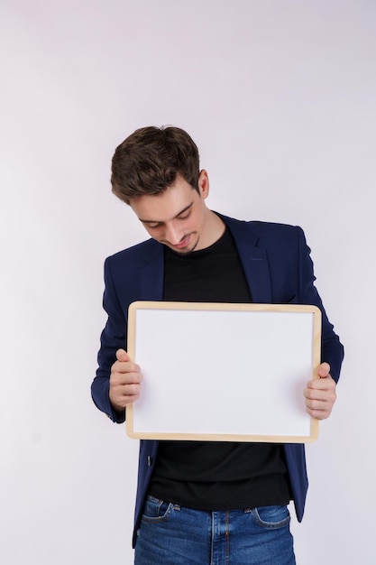 Retrato de un hombre de negocios feliz que muestra un cartel en blanco sobre un fondo blanco aislado