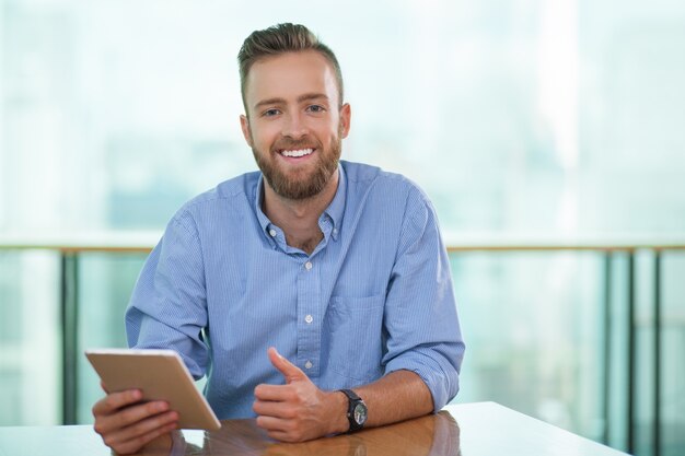 Retrato de hombre de negocios feliz con tablet pc