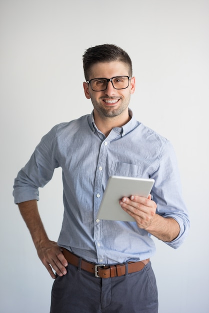 Retrato de hombre de negocios feliz con tableta digital.