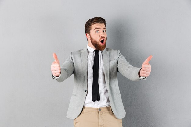 Retrato de un hombre de negocios feliz vestido con traje