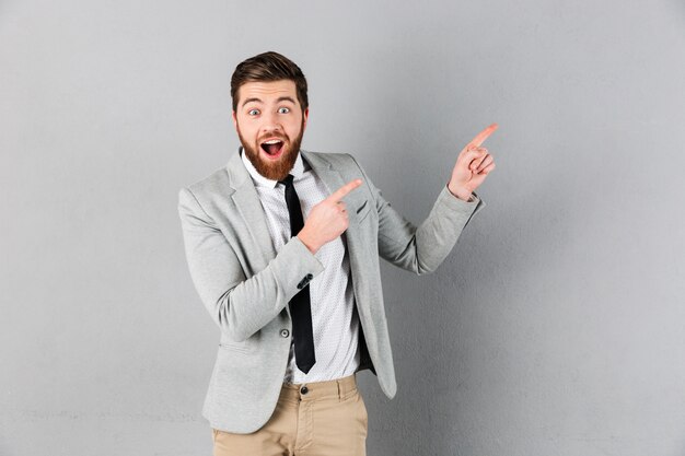 Retrato de un hombre de negocios feliz vestido con traje