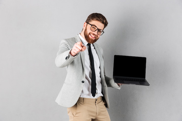 Foto gratuito retrato de un hombre de negocios feliz vestido con traje
