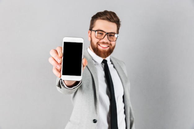 Retrato de un hombre de negocios feliz vestido con traje