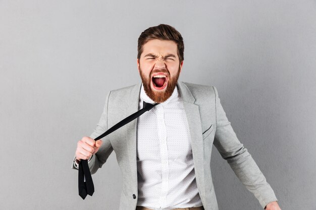 Retrato de un hombre de negocios furioso vestido con traje