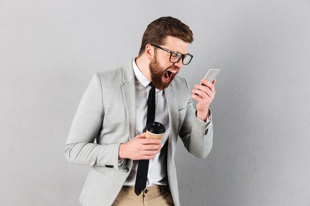 Retrato de un hombre de negocios furioso vestido con traje