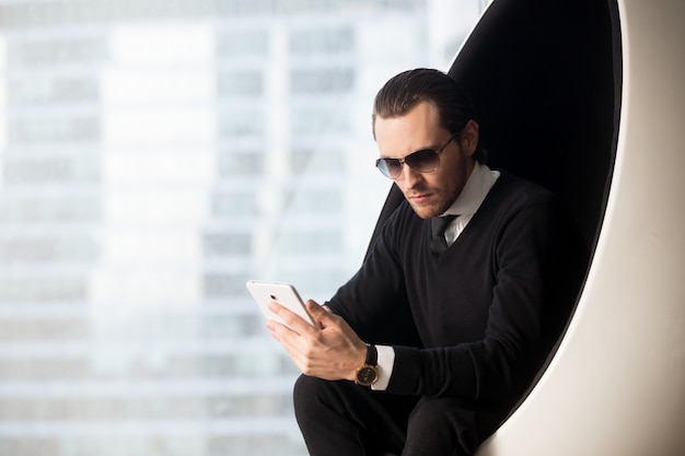 Retrato de hombre de negocios guapo en gafas de sol