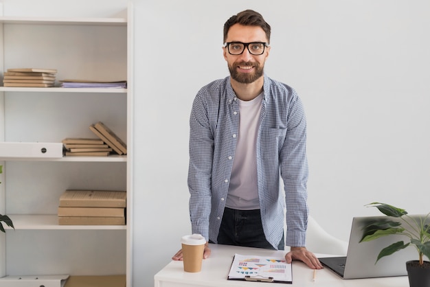 Foto gratuita retrato de hombre de negocios guapo