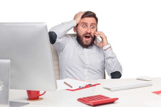 Foto gratuita retrato de hombre de negocios hablando por teléfono móvil en la oficina