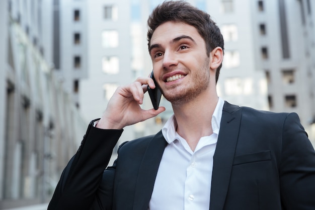 Retrato de hombre de negocios hablando por teléfono