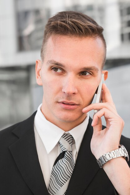 Retrato de hombre de negocios haciendo llamada